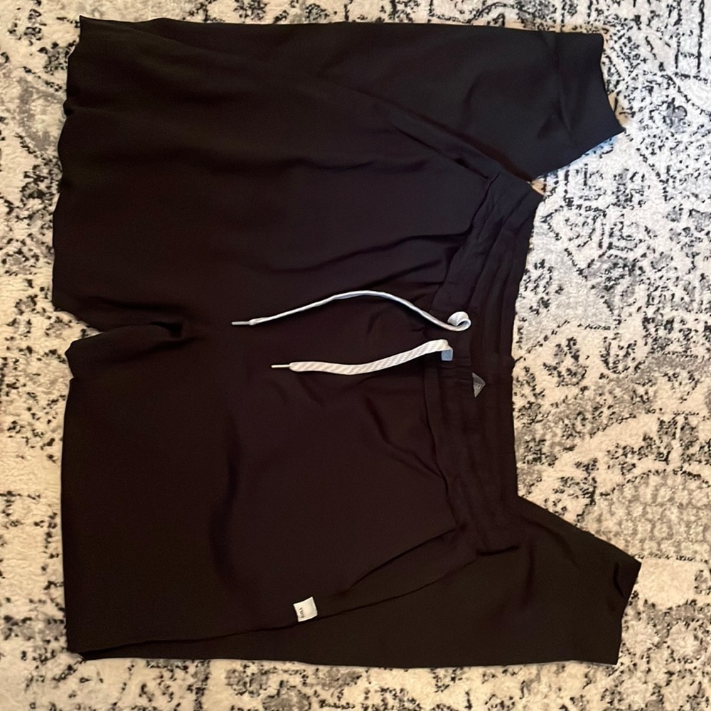Vuori Black Long Joggers size Medium